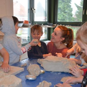 Kinder in der Kita werden am Tonblock dialogisch begleitet