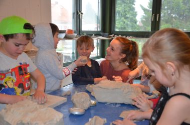 Kinder in der Kita werden am Tonblock dialogisch begleitet