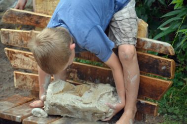 Ein Tonblock wiegt 10 kg