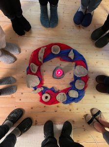 Das Bild veranschaulicht das absichtslose, prozessorientierte Arbeiten mit Ton als kreativen und meditativen Erfahrungsraum.