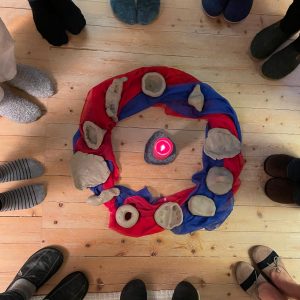 Das Bild veranschaulicht das absichtslose, prozessorientierte Arbeiten mit Ton als kreativen und meditativen Erfahrungsraum.